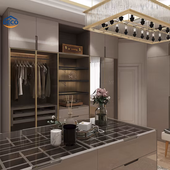 공장 맞춤형 제조 자연주의 옷장 간단한 고급 금속 스타일 시간 포장 현대 핫 세일 유리 쇼룸 옷장 휴대품 보관소 옷장 산책